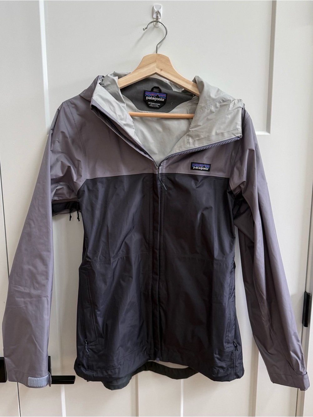Patagonia Lightweight Hooded Jacket – Women’s Medium